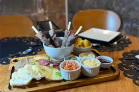 Queijos e tradição suíça na culinária do Racletto - Imagem
