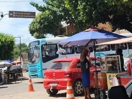 Ônibus desrespeitam regras de transito em praia do distrito de Valença - Imagem